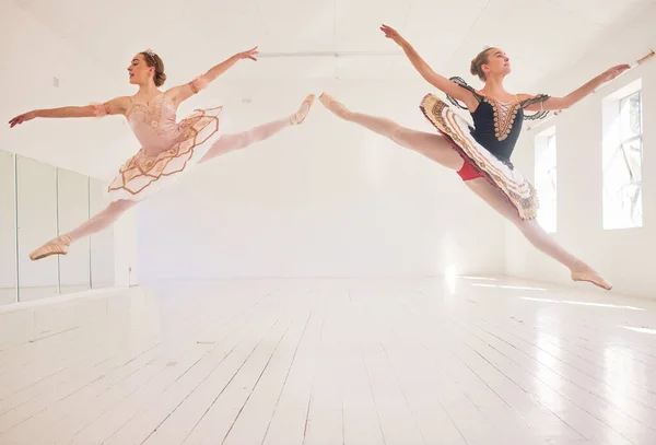 Jumping Team Female Ballerinas Leaping Ballet Girls Performers Traditional Tutu — ストック写真