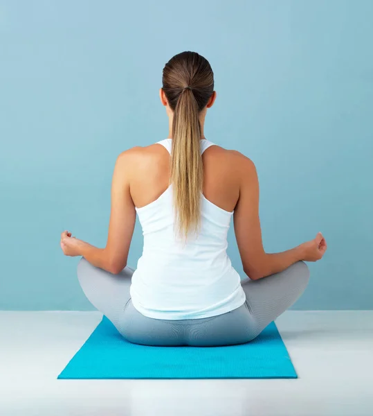 Getting Back Basics Studio Shot Healthy Young Woman Meditating Blue — Photo