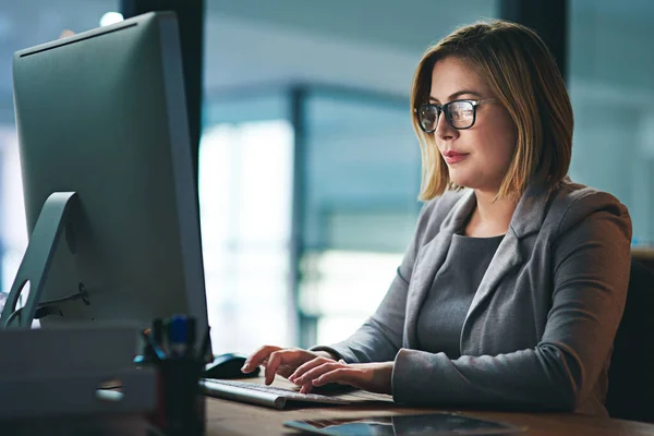 Wrapping Few Details Heading Home Young Businesswoman Working Late Computer — Stockfoto