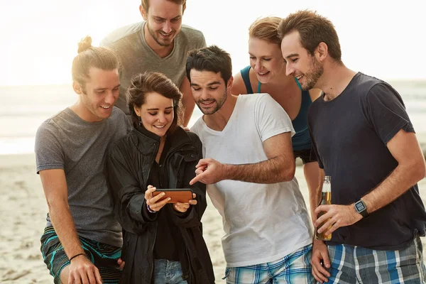 Selfie Ready Social Media Group Happy Young Friends Posing Selfie – stockfoto