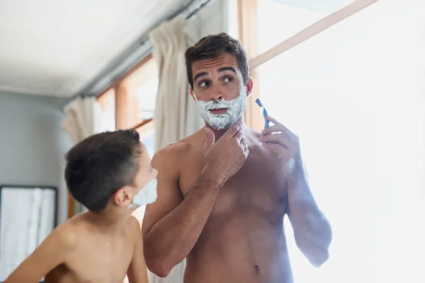 Grain Handsome Young Man Teaching His Son How Shave Bathroom — Stock fotografie