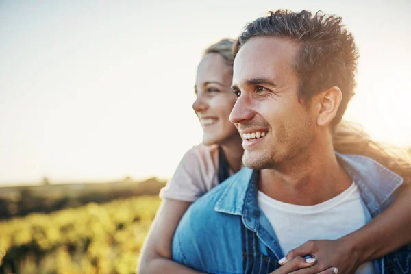 Love Owning Farm Handsome Young Man Piggybacking His Girlfriend Crops — Stok fotoğraf