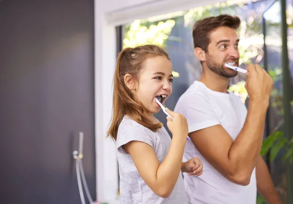 How Brush Our Teeth Handsome Dad His Daughter Brushing Teeth — Stock fotografie