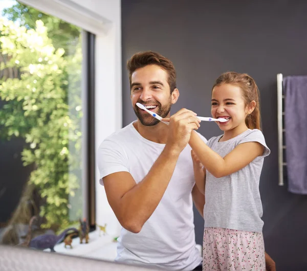 Shes Learnt Best Handsome Dad His Daughter Brushing Teeth Bathroom — Stock fotografie