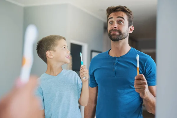 Saw You Dad Handsome Young Man His Son Brushing Teeth — Foto de Stock