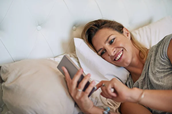 Great Sleep Even Greater News Attractive Woman Smiling Scrolling Her — Stok fotoğraf