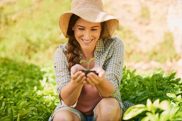 New Life Beautiful Behold Happy Young Farmer Holding Pile Soil — 图库照片