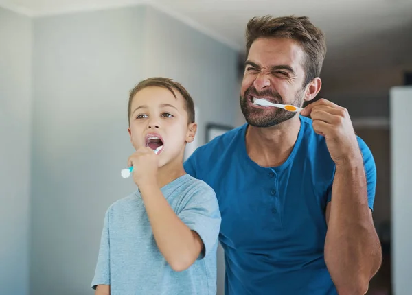 Bet Mine Cleaner Yours Handsome Young Man His Son Brushing — Stock fotografie