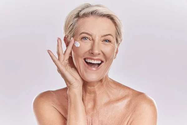 Skin Skincare Collagen Lotion Old Woman Posing Smile Her Cosmetics — Stock Fotó