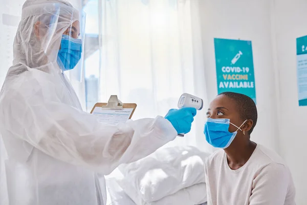 Covid Screening Measuring Temperature Mask Wearing Doctor Treating Patient Hospital — Foto Stock