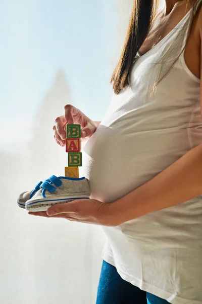 Hes Got Cutest Little Shoes Fill Unidentifiable Pregnant Woman Holding — Foto Stock