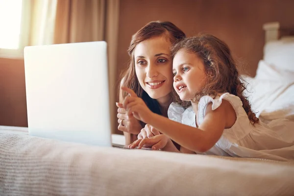Technology Both Educates Entertains Mother Her Little Daughter Using Laptop — Stok fotoğraf