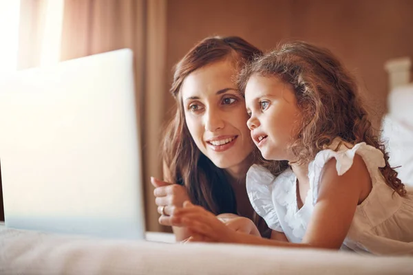 Learning Bonding World Online Mother Her Little Daughter Using Laptop — Zdjęcie stockowe