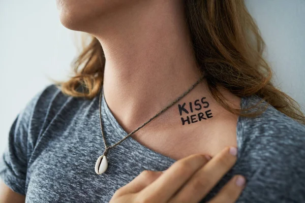 Thats Spot Young Man Showing Words Kiss Here Tattooed His — Fotografia de Stock