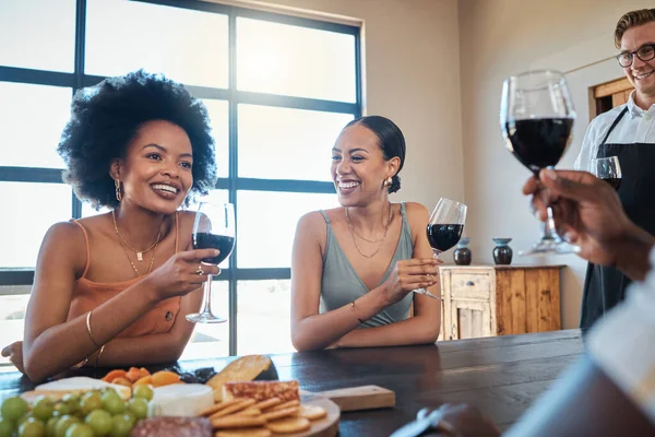 Ευτυχισμένος Χαμογελαστός Και Φίλος Πίνοντας Κρασί Και Τρώγοντας Υγιεινά Φρέσκα — Φωτογραφία Αρχείου