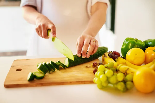 Eat Healthy Both Unrecognizable Pregnant Woman Chopping Fruit Vegetables Home — Foto de Stock