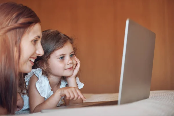 Using Internet Safely Moms Supervision Mother Her Little Daughter Using — Zdjęcie stockowe