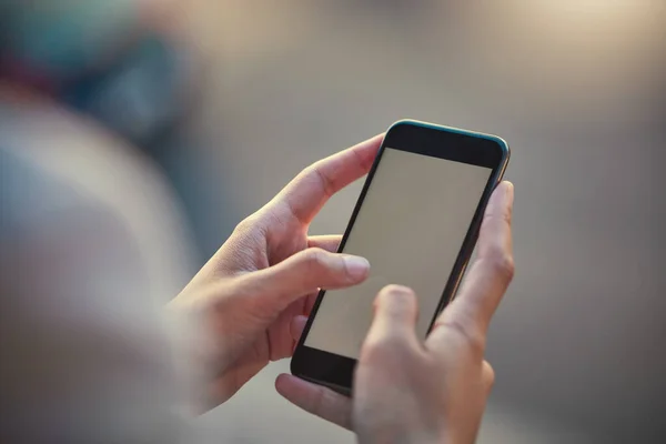 Smartphone Closeup Και Mockup Της Κινητής Οθόνης Ενώ Χέρια Πληκτρολογούν — Φωτογραφία Αρχείου