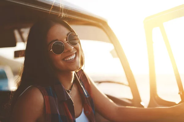 Summertime Travel Time Attractive Young Woman Enjoying Road Trip — Fotografia de Stock