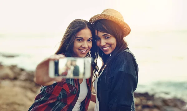 Beaching Bestie Two Young Friends Taking Selfie Together Outdoors — Fotografia de Stock