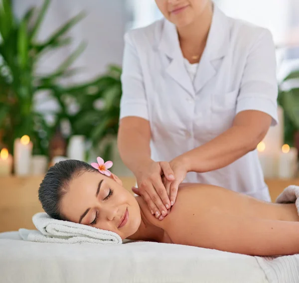 Today Being Pampered Attractive Young Woman Enjoying Back Massage Spa — Foto Stock