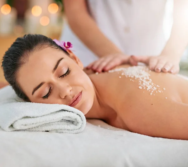 Soaking Some Well Deserved Pampering Attractive Young Woman Getting Exfoliating — Stockfoto