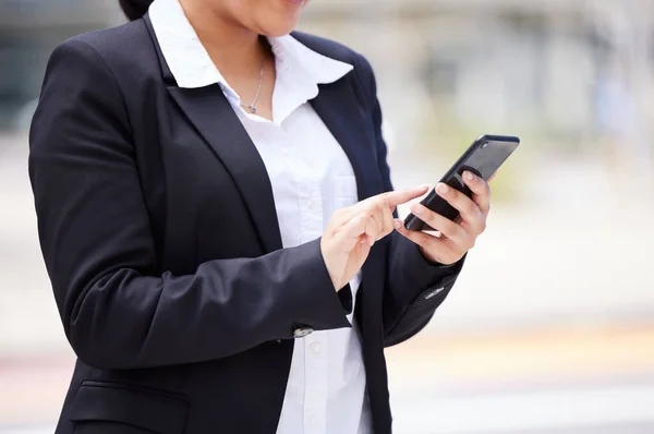 Online Networking Business Woman Suit Smartphone Reading Email Communication Whatsapp — Fotografia de Stock