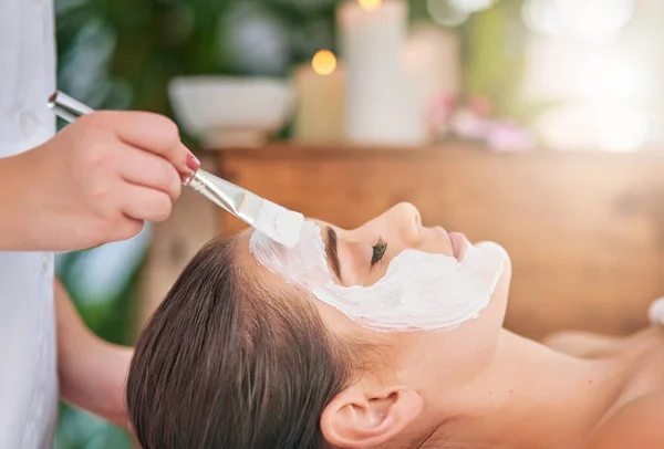 Treat Your Skin Soothing Facial Attractive Young Woman Getting Facial — Stok Foto