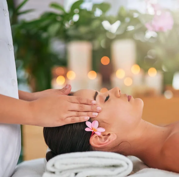 Just Relax Unwind Attractive Young Woman Enjoying Head Massage Spa — Fotografia de Stock