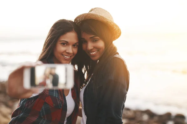 Snapshots Summer Memories Two Young Friends Taking Selfie Together Beach — Stock fotografie
