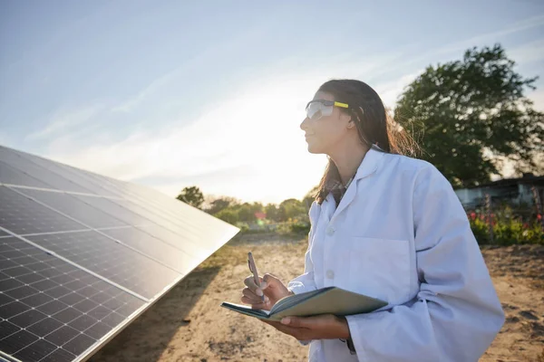 Woman Working Solar Energy Writing Research Solar Panels Studying Sustainability — Fotografia de Stock