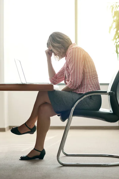 Shes Having Hard Time Focusing Work Businesswoman Looking Stressed Out — Foto de Stock