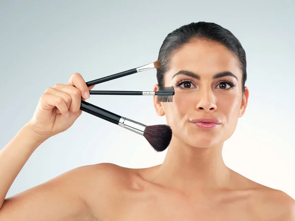 Friends Face Studio Shot Beautiful Young Woman Holding Makeup Brushes — Stockfoto
