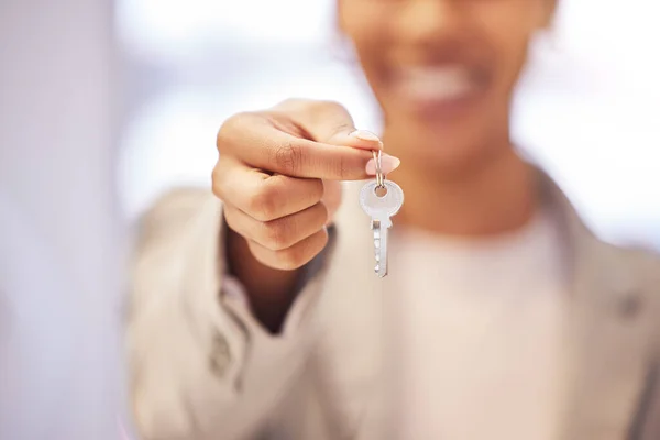 Real Estate Realtor House Key Hand Homeowner Mortgage Investment Finance — Stockfoto