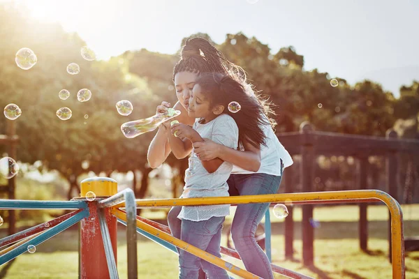 Bubbles Make World Brighter Mother Her Daughter Blowing Bubbles Park — Stock fotografie