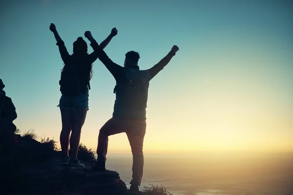 Made Full Length Silhouette Young Couple Celebrating Atop Mountain —  Fotos de Stock