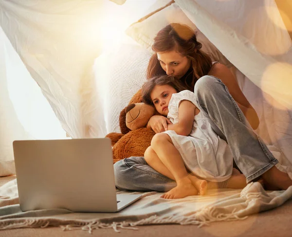 Love Starts Home Mother Daughter Bonding Watching Movie Laptop Bedroom — Zdjęcie stockowe