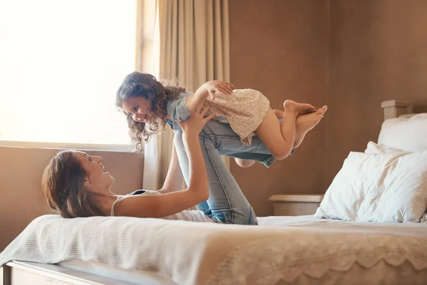 Mother Daughter Having Fun Home While Mother Lifts Her Child — Zdjęcie stockowe