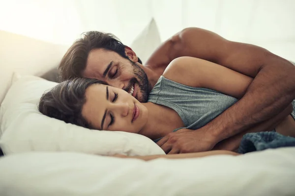 Even Asleep Theyre Love Affectionate Young Couple Sleeping Bed — Foto Stock