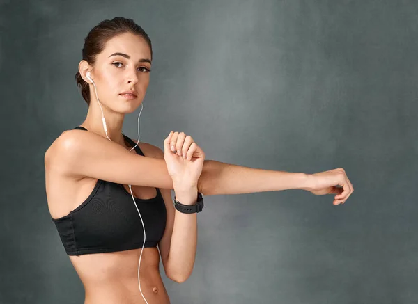 Focused Fitness Studio Portrait Sporty Young Woman Posing Grey Background — Fotografia de Stock