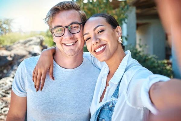 Selfie Interracial Couple Love Smile Romantic Date Care Bond Relax — Foto Stock