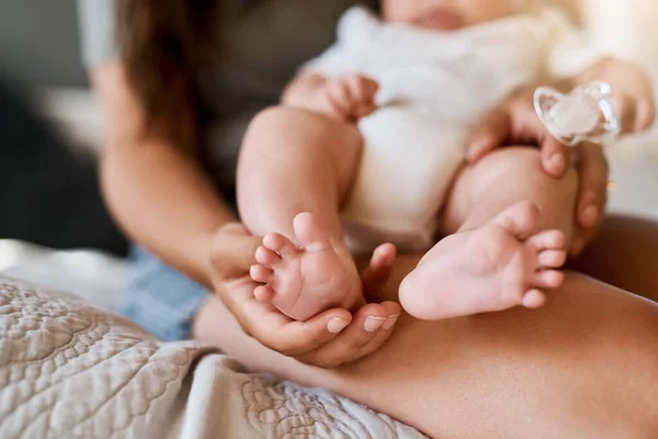 Tiny Baby Toes Cutest Thing World Mother Holding Her Babys — Fotografia de Stock