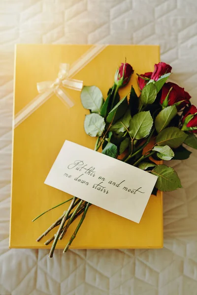 Someones Get Special Surprise Surprise Gift Bouquet Note Attached — Zdjęcie stockowe