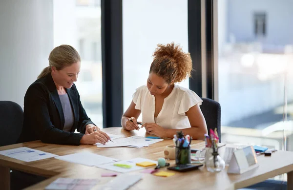 Getting Contract Order Two Businesswoman Sitting Office Discussing Paperwork — Fotografia de Stock