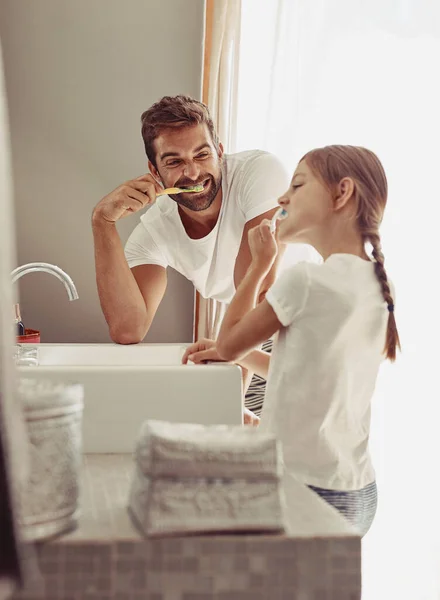 Brushing Way Minty Freshness Happy Father His Little Girl Washing — Foto de Stock