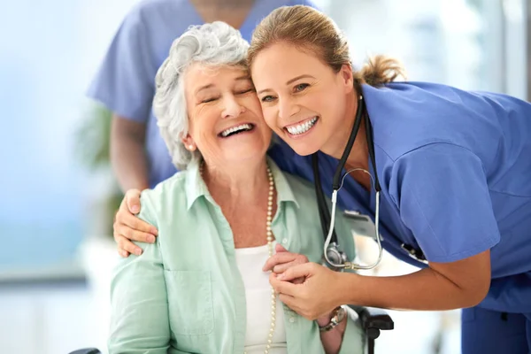 Сегодня Хороший День Привлекательная Медсестра Старший Пациент Больнице — стоковое фото