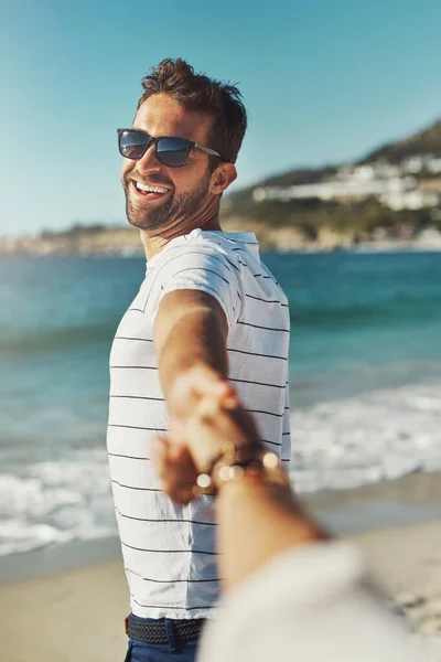 Follow Sun Sand Sea Young Man Holding His Girlfriends Hand — ストック写真