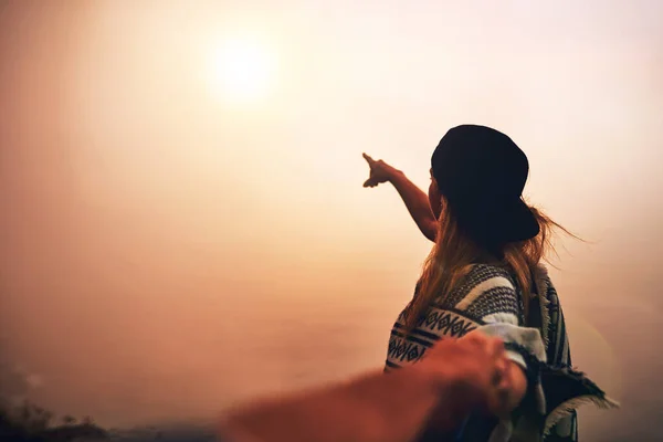 Chasing Horizon Together Unidentifiable Young Hiker Pointing Out Foggy View — Stock fotografie