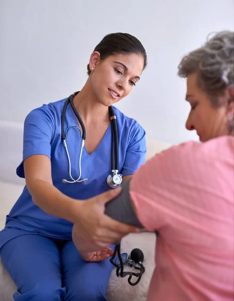 Getting Routine Checkup Nurse Checking Senior Patients Blood Pressure — Foto Stock