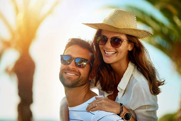 What Beautiful Day Happy Young Couple Enjoying Piggyback Ride Summers — Fotografia de Stock